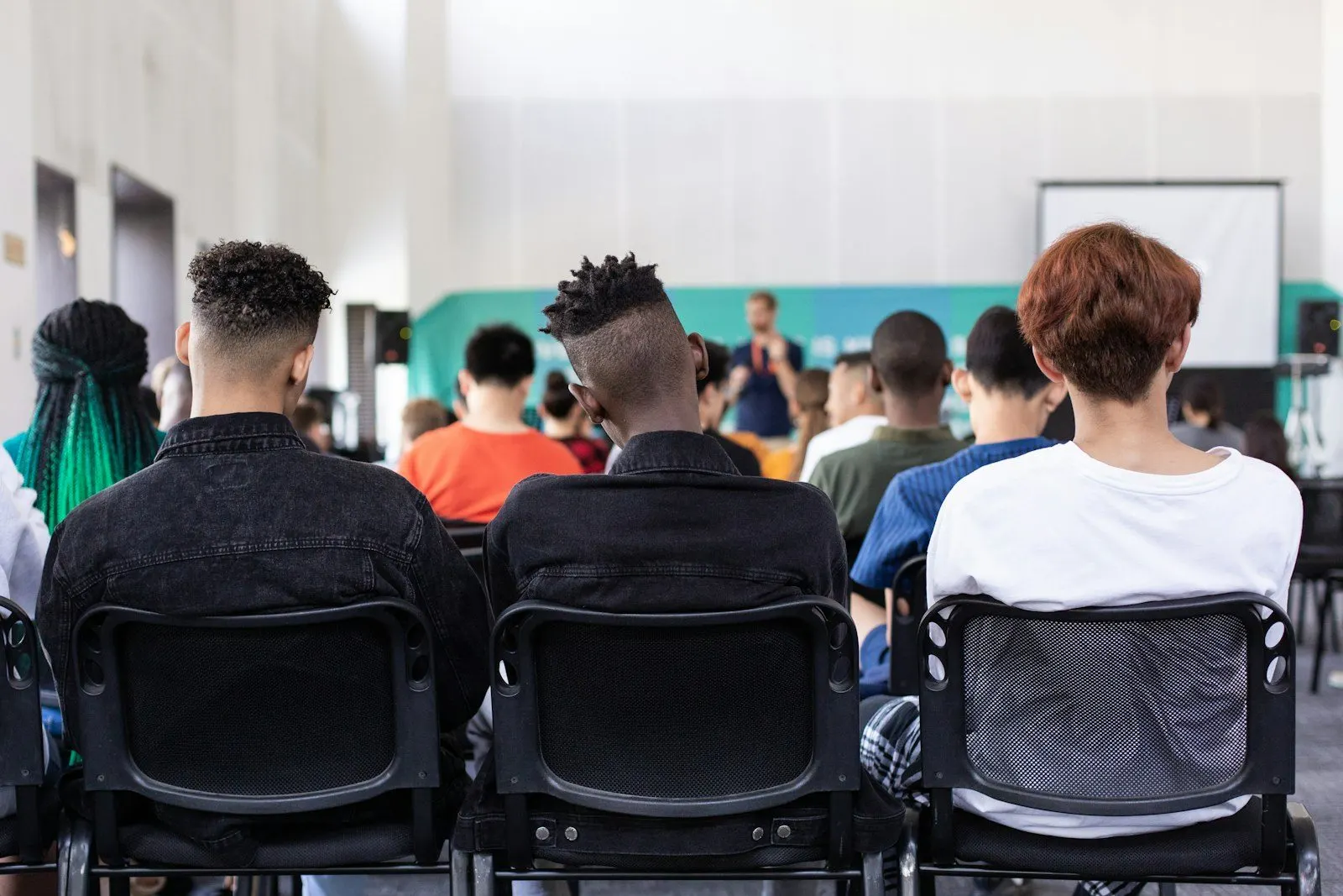 Aula con alumnos atendiendo la clase