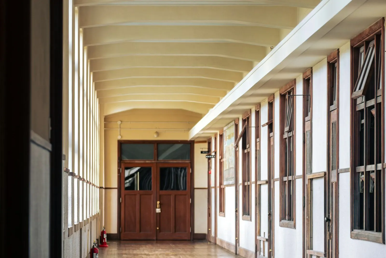 Pasillo de una academia con aulas