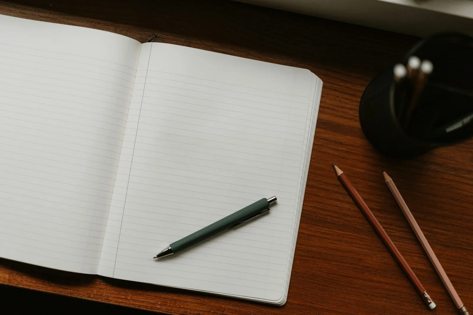 Cuaderno abierto con lápiz sobre una mesa
