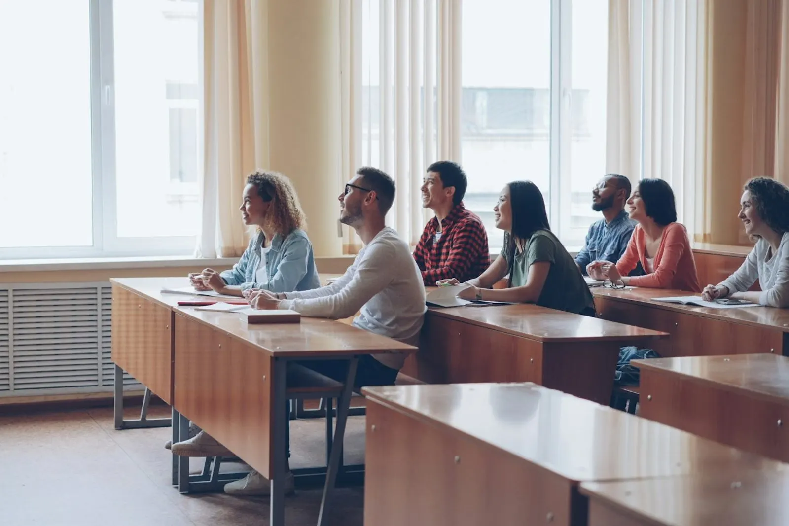 Adultos conversando en una clase de idiomas