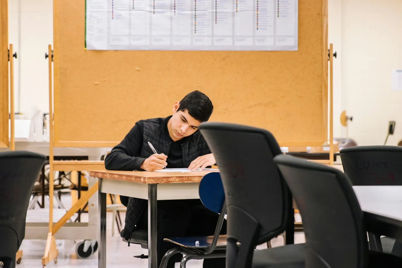 Estudiante concentrado resolviendo un simulacro