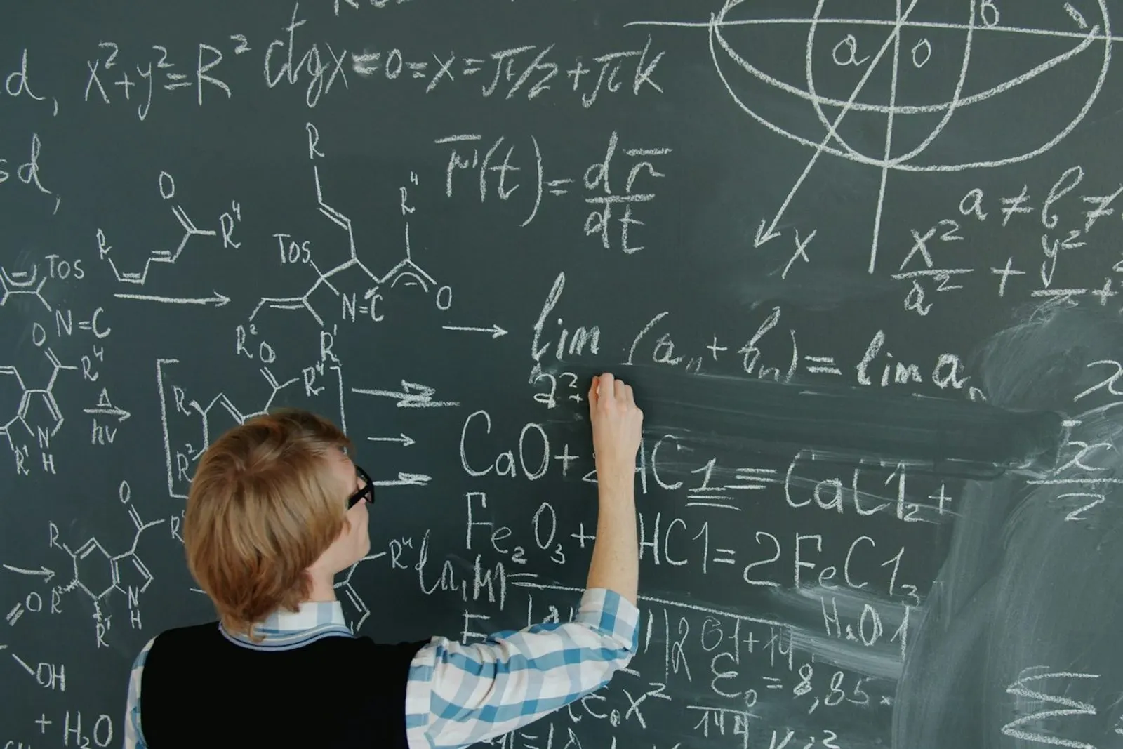 Alumno resolviendo un ejercicio en la pizarra