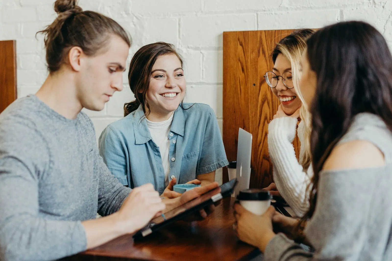 Grupo de adultos trabajando juntos en una mesa