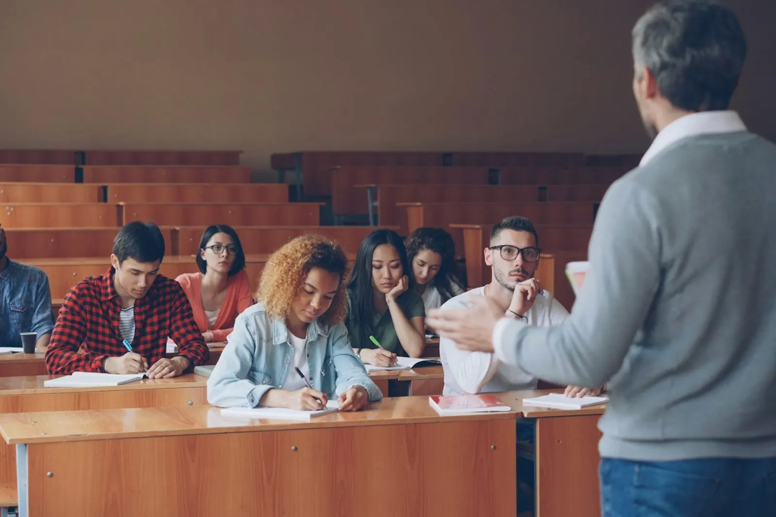 Estudiantes en un aula tomando notas