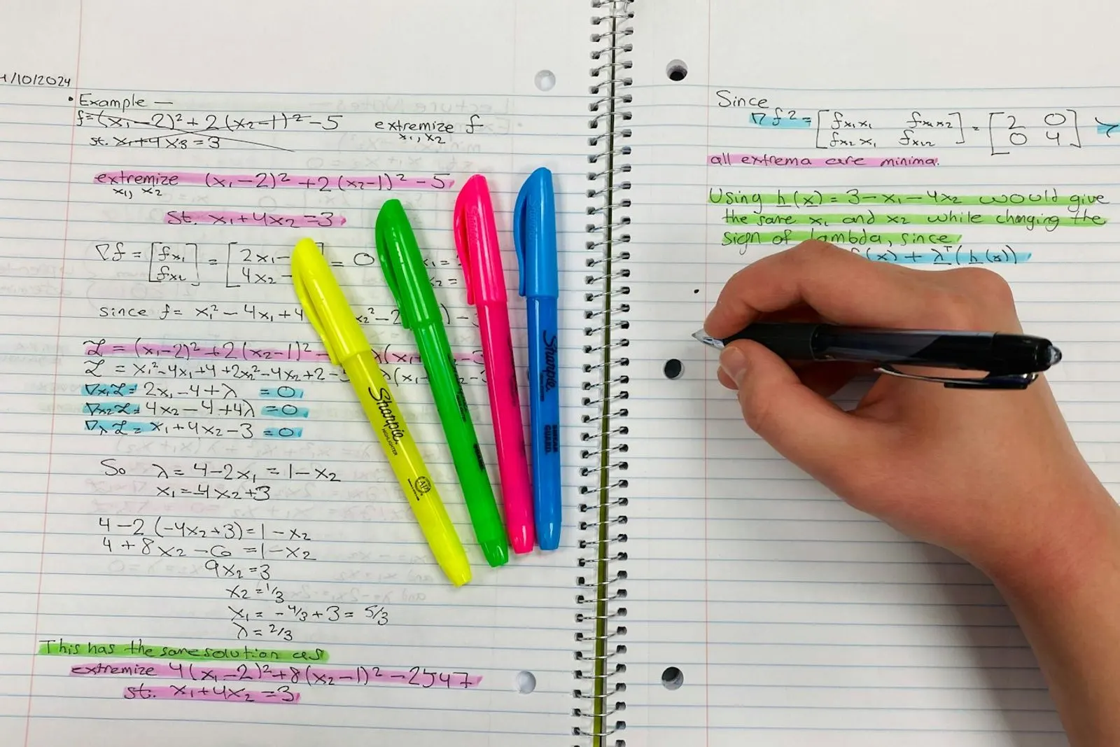 Cuaderno con apuntes y resaltadores