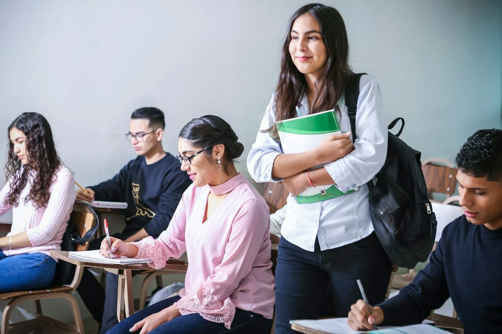 Alumnos resolviendo ejercicios en clase