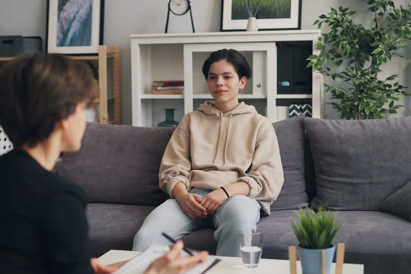 Adolescente conversando con una orientadora